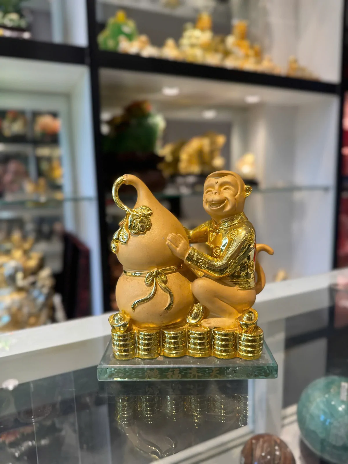 Khỉ thần tài ôm hồ lô đế thủy tinh - hồng phước tề thiên K050M