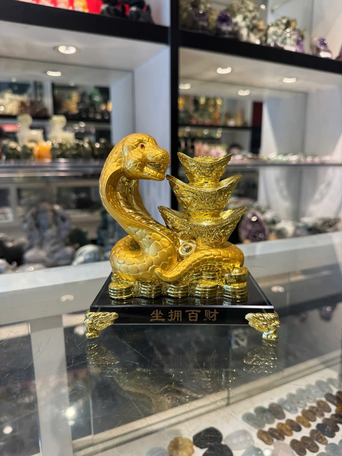 Rắn vàng kim, đỉnh vàng, đế thủy tinh- Tọa hưởng bách tài (nhỏ) E096