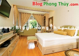Giường kê thẳng với cửa có nên không?
