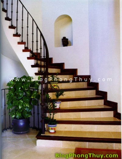 Cầu thang phải ngược chiều kim đồng hồ?