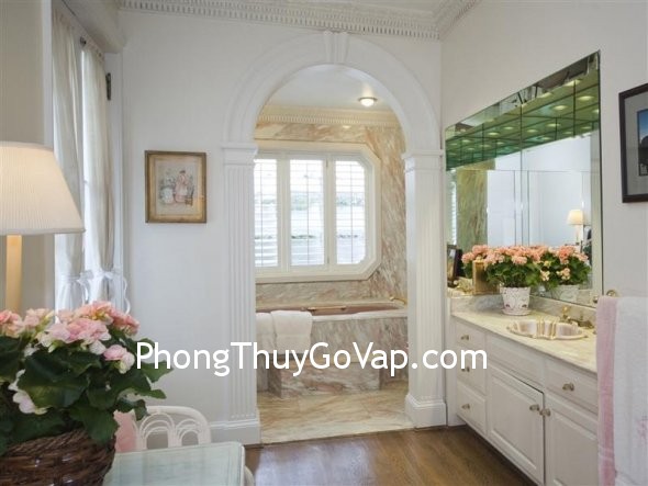 Khi toilet ở những hướng khác trong nhà