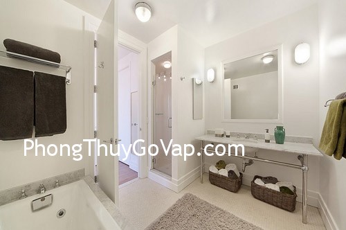 Hiểm họa khi toilet gần cửa chính