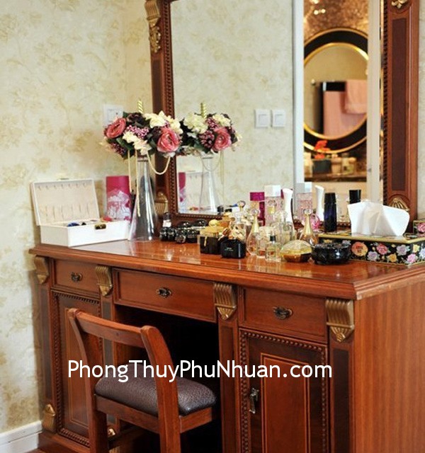 Kích hoạt may mắn tại bàn trang điểm