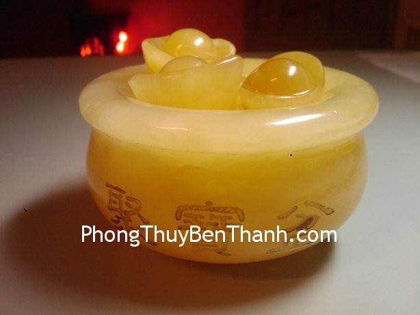 Một hũ vàng hoặc một rương tài lộc bên dưới cầu vồng