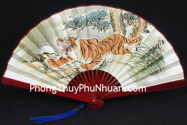 Đeo mặt dây chuyền vàng hình quạt