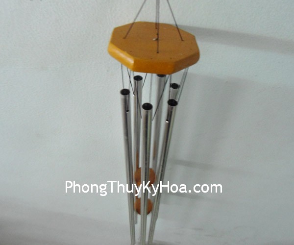 Khi cửa chính đối diện với bức tường trắng