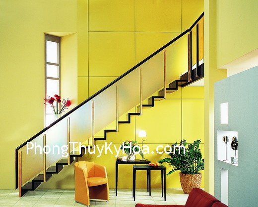 Cầu thang dài đâm vào cửa trước.