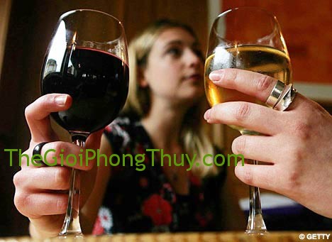 Giải mã giấc mơ thấy uống rượu