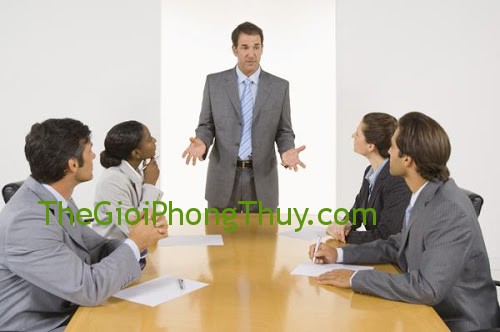 Mơ thấy huyên thuyên chuyện trời chuyện biển trước đám đông