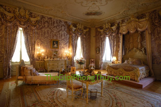 Newport, Massachusetts, New England, USA --- Bedroom in Marble House --- Image by © Franz-Marc Frei/Corbis
