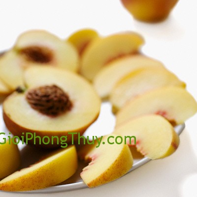Sliced Peaches on Plate --- Image by © CorbisRF/Corbis