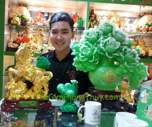Gia Đình Cô Son- Khách Hàng mua Bình Mẫu Đơn Xanh Ngọc – Phú Quý, Bình An FH208G, Ngựa vàng cõng bắp cải giàu vàng trên túi vàng FG106A và Gà ngọc xanh trên đế thủy tinh FG066A
