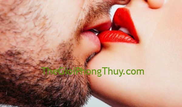 Chiêm bao thấy hôn ai đó báo hiệu điều gì với bạn và con số may mắn nên đánh?