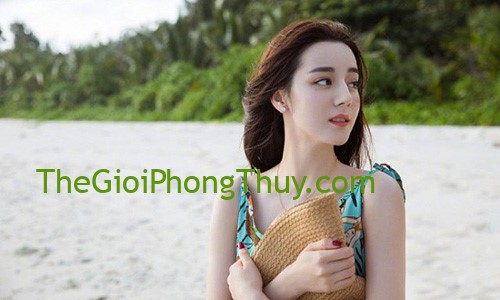 5 loại hoa dẹp nhưng không nên đặt trên bàn thờ