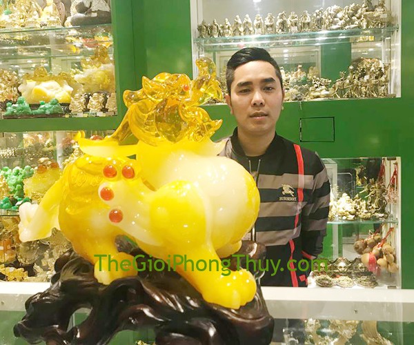 Anh Tiến-Khách hàng mua Tỳ hưu ngọc lưu ly vàng khủng đế gỗ - Chiêu tài bích tà FC037A.