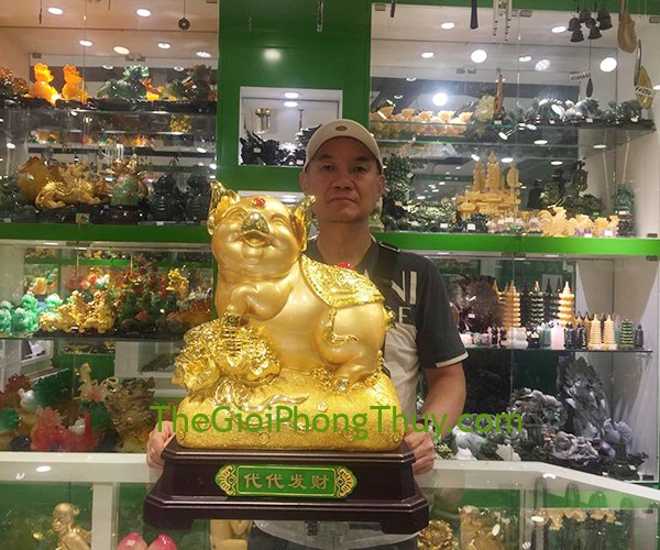 Vợ Chồng Chị Vy - Khách hàng mua Vua heo vàng trên túi tiền vàng khủng đế gỗ – Đời Đời Phát Tài FLN026