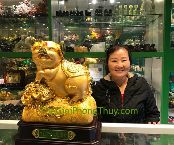 Cô Cúc-Khách hàng mua Vua heo vàng trên túi tiền vàng khủng đế gỗ - Đời Đời Phát Tài FLN026.