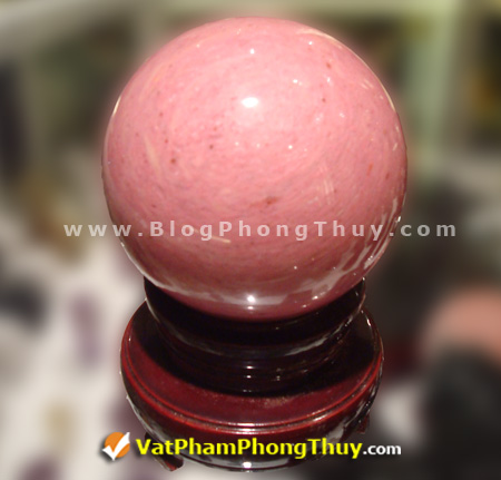 qua cau phong thuy da hong van rhodonite Tính chất và tác dụng của 14 loại quả cầu đá quý phong thủy hiện nay