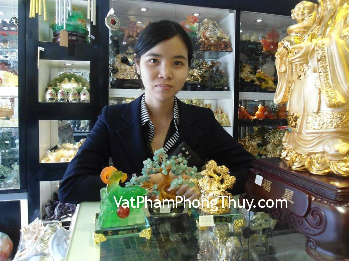 Chị Huỳnh Anh - khách hàng mua tượng Dê H102G, thiềm thừ A109 và cây tài lộc CA215