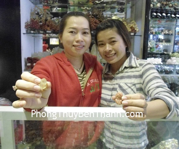 Chị Kiều Trinh - khách hàng mua Tỳ hưu tam thể S934 và Tỳ hưu thạch anh vàng S764