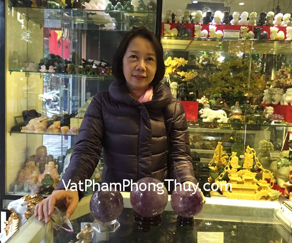 Cô Châu- Khách hàng mua quả cầu thạch anh tím M190