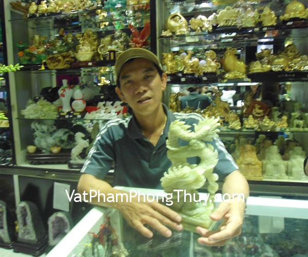 Anh Phi - khách hàng mua rồng cẩm thạch đứng N074