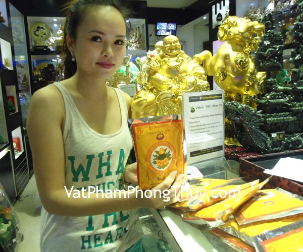 Chị Khánh Phương - khách hàng mua bột tẩy uế