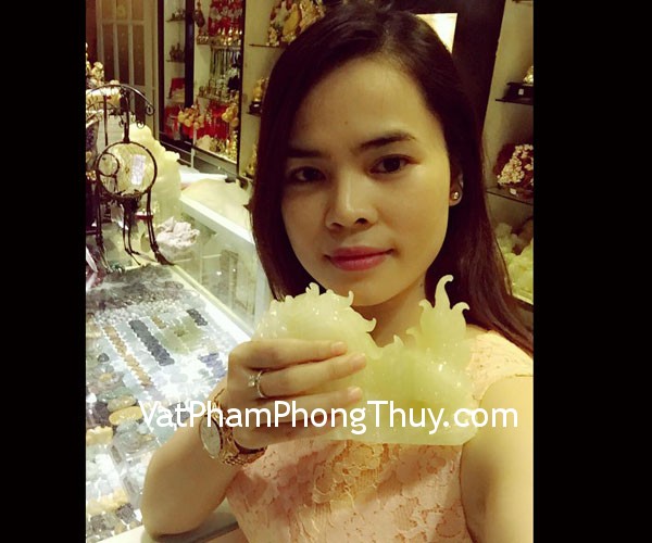Chị Ngọc - khách hàng mua rồng cẩm thạch N076-1 và quả cầu thạch anh trắng HM164-S3-2724