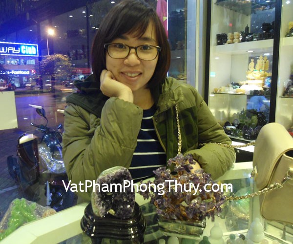 Chị  Lệ - khách hàng mua cây tài lộc thạch anh tím HCA262 và bông thạch anh tím H089-2575