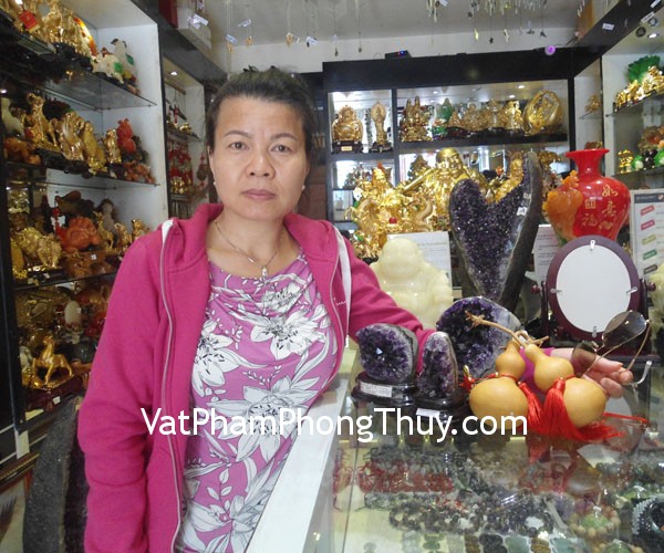 Chị Ngoan - khách hàng mua bông thạch anh tím H089-8316 và hồ lô tự nhiên CC2018