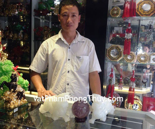 Chú Dũng- khách hàng mua tỳ hưu bạch ngọc H001 và quả cầu thạch anh tím HM157-7148