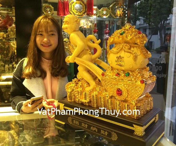 Chị Dung- khách hàng mua khỉ phát tài kéo túi vàng K023M
