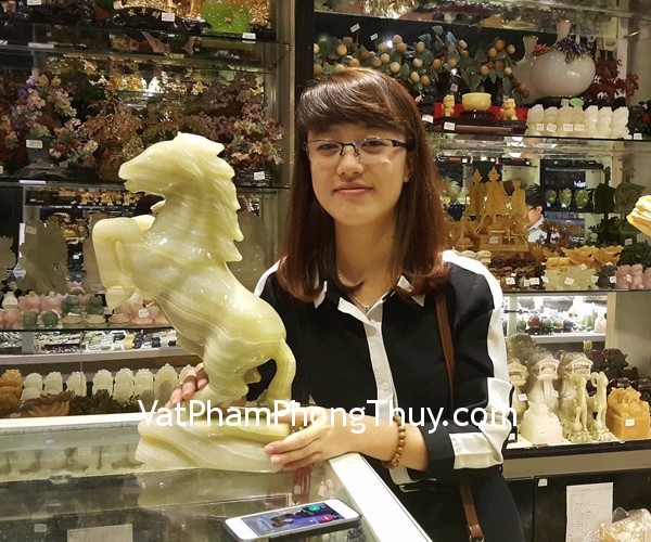 Chị Hạnh - khách hàng mua tượng ngựa cẩm thạch N-CT