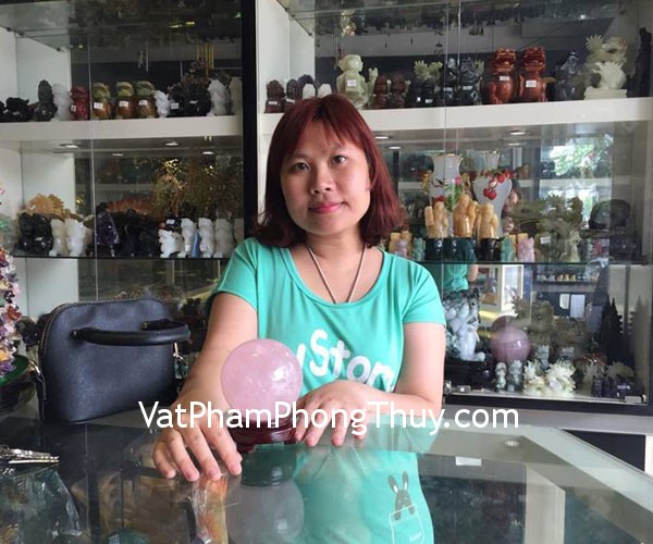 Chị Thúy - khách hàng mua quả cầu thạch anh hồng HM154-3610