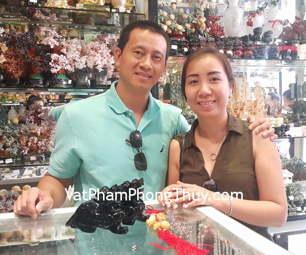 Chị Trinh - khách hàng mua cặp tỳ hưu thạch anh đen GM008, ngọc bội tỳ hưu mã não S5126, ngọc bội treo 12 tỳ hưu S238 và mặt trang sức mắt mèo tuổi Dần S6285-3