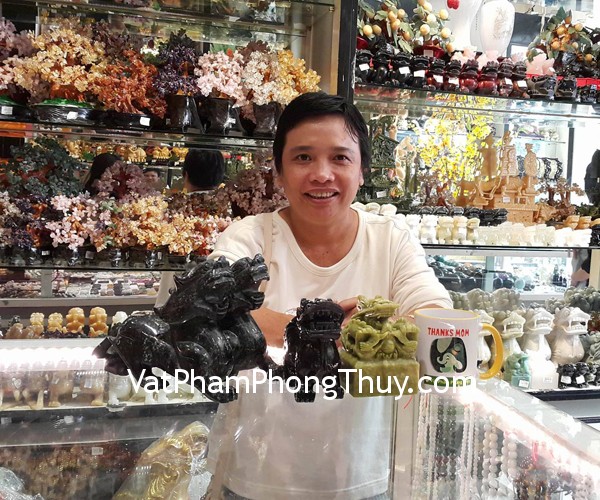 Chị Dung - khách hàng mua cặp tỳ hưu độc ngọc THDN-L, ấn rồng lam ngọc H037, tỳ hưu bắc kinh đen BKD-M và trắng BKT-M cùng chuỗi trang sức thạch anh tím S6215-895