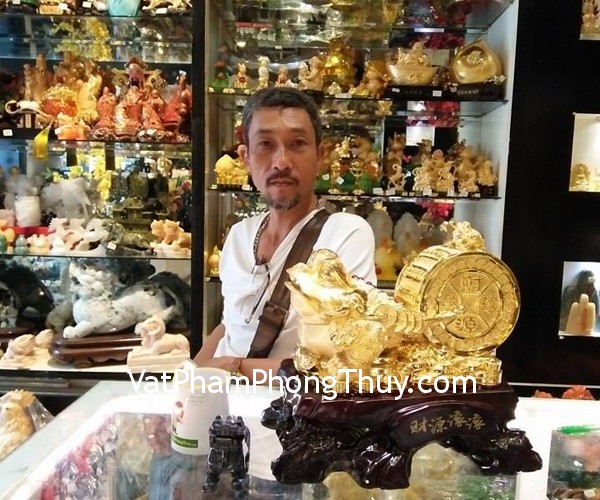 Chú Quý - khách hàng mua tỳ hưu bắc kinh đen chuẩn BKD-S và thiềm thừ kéo xe vàng K146M