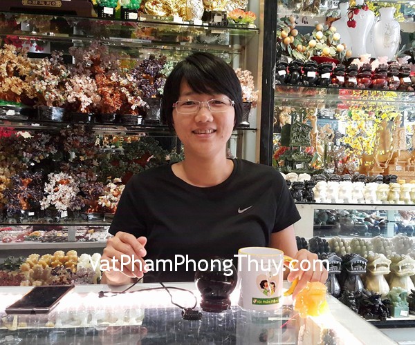 Chị Ngọc Yên - khách hàng mua quả cầu đá hắc ngà HM153-S3-2547, tượng long quy đá Hoàng Long HM037, mặt phật bản mệnh tuổi Dậu S6340-8
