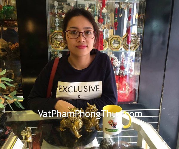 Chị Châm- khách hàng mua tỳ hưu đồng đứng D211