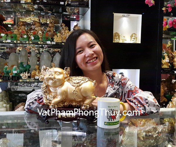 Chị Ngân - khách hàng mua tượng heo vượng tài H384G