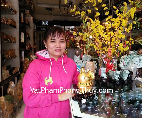 Chị Hồng Thuyên- Khách hàng mua tượng Gà mái vàng ấp trứng vàng trên ngân bảo G069A