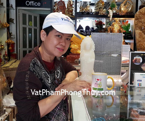 Cô Hải - khách hàng mua tượng phật quan âm đứng bạch ngọc M158