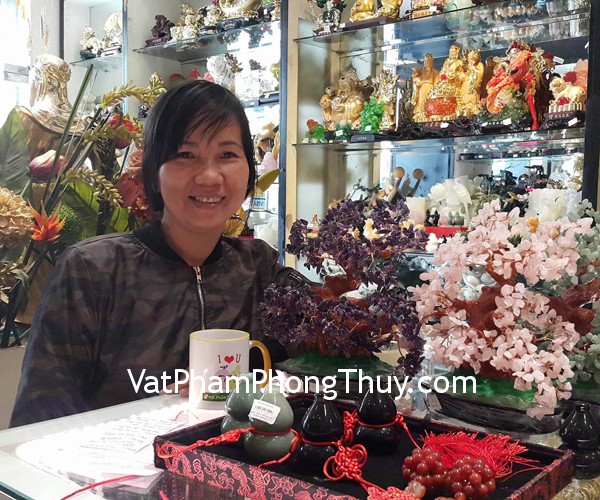 Chị Hương - khách hàng mua cây tài lộc đông linh KC040, cây tài lộc thạch anh tím KC039, thạch anh hồng KC034, hồ lô xanh E221, bộ tam đa G159A, hồ lô thạch anh đen K021, hồ lô ngọc đông linh GM100 và ngọc bội tỳ hưu mã não S5157