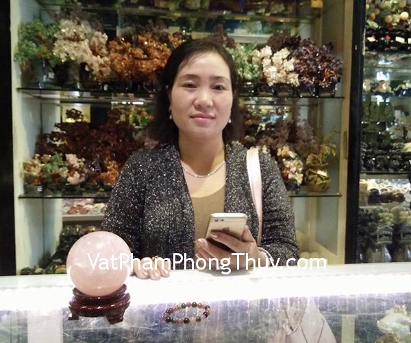 Chị Hồng- khách hàng mua quả cầu thạch anh hồng M181-S1-2409, chuỗi hồng lục bảo A+++ Nam Mỹ S6233-S3-3663