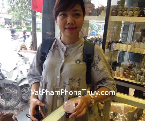 Chị Trinh - khách hàng mua quả cầu thạch anh trắng
