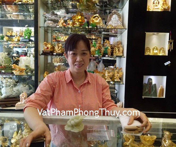 Chị Nhung - khách hàng mua thiềm thừ cẩm thạch chuẩn CTT-S và chuông gió 5 ống CG1240