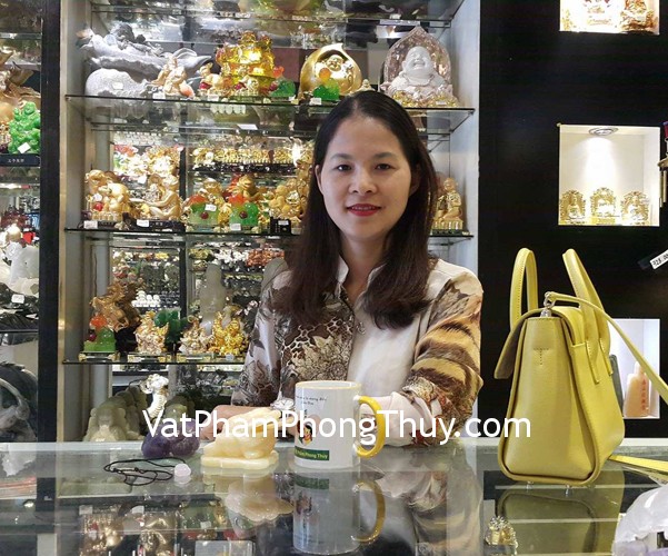 Chị Hoan - khách hàng mua cặp uyên ương dạ quang GM122, thiềm thừ hoàng long GM022 và mặt hồ ly thạch anh hồng S6341