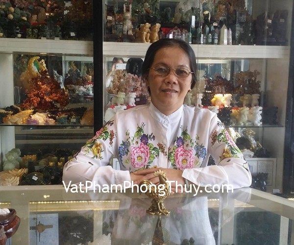 Cô Lan - khách hàng mua Gà đồng đứng trên đống tiền D253