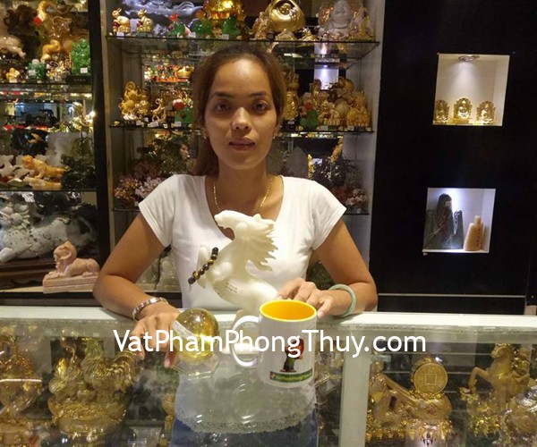 Chị Quỳnh Anh - khách hàng mua tượng bạch mã AHM114, cầu đá thạch anh vàng GM150 và chuỗi đá mắt mèo S6431