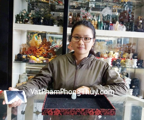 Chị Nhung - khách hàng mua Phật bản mệnh Hư Không Tạng ngọc Phỉ Thúy trung A+++ S6057-2